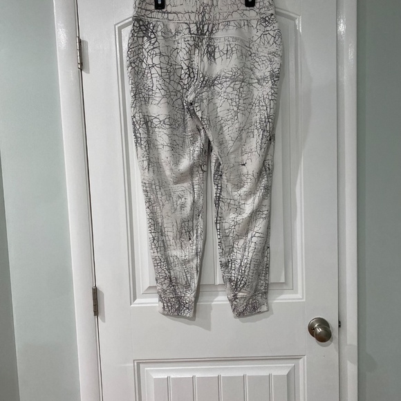 Lululemon Warm Down Jogger *7/8 Length Thread Dye White Black - Picture 7 of 9